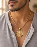 Medalla San Benito oro puesta – Vesko