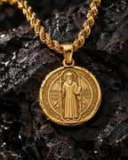 Detalle Medalla San Benito oro – Vesko