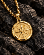 Detalle Colgante Brújula oro – Vesko